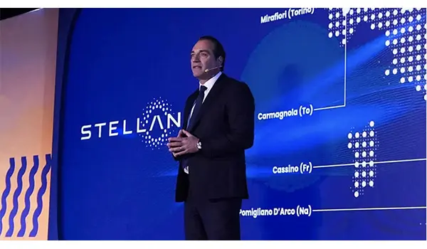 Stellantis rivede la strategia sull’elettrico: oneri da 22,2 miliardi nel 2025 e stop ai dividendi
