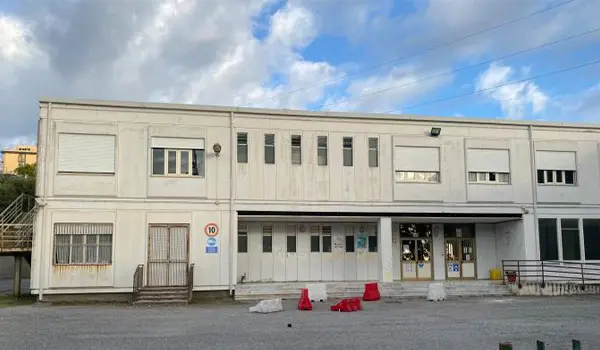 Maltempo a Catanzaro: scoperchiato il tetto della scuola D’Errico, disagi in tutta la provincia