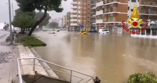 Ciciliano: sulle coste ioniche della Calabria onde come un palazzo di quattro piani