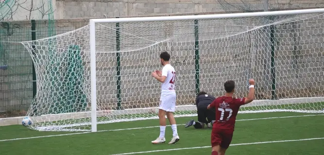 Bovalino: festa per la prima sul nuovo manto erboso. Pareggio con la capolista Deliese (1-1). 