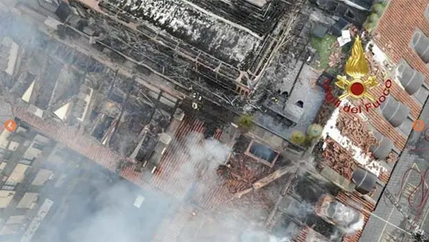 Torino, maxi incendio in piazza Carlo Felice: fiamme su un palazzo in ristrutturazione davanti a Porta Nuova. (Video)