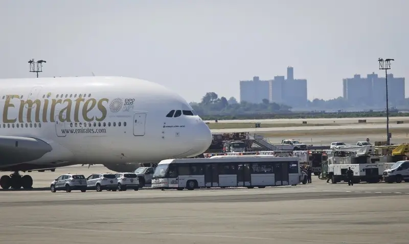 Volo Dubai-New York, emergenza medica a bordo: passeggeri in quarantena