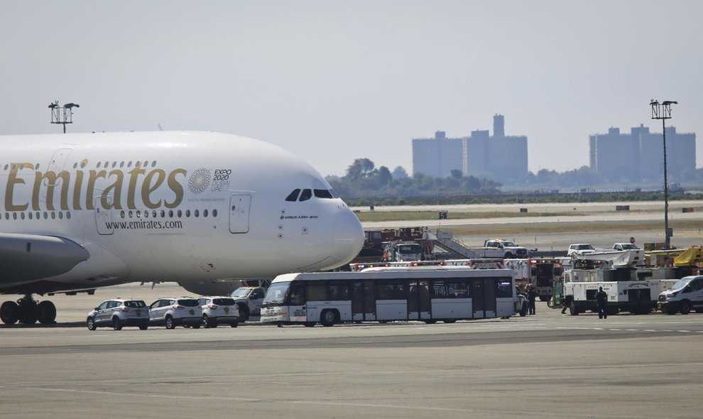 Volo Dubai-New York, emergenza medica a bordo: passeggeri in quarantena
