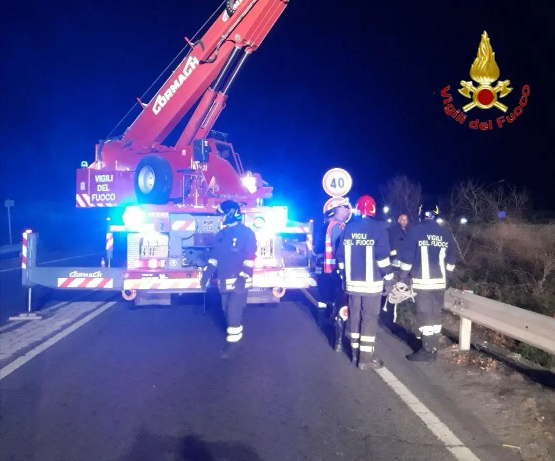 Incidente mortale, sulla SS106 auto finisce in un canalone intervento del VVF per estrarre il corpo