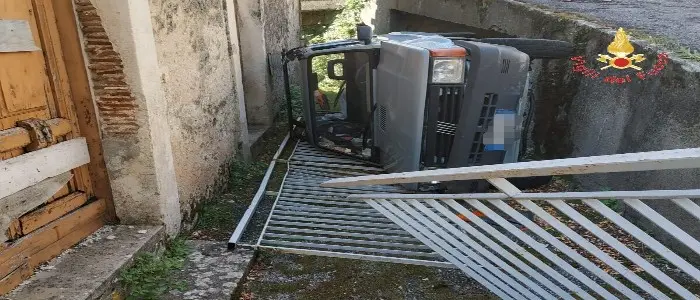 Rocambolesco incidente nel catanzarese, Fiat Panda impatta contro la ringhiera e finisce nel fosso