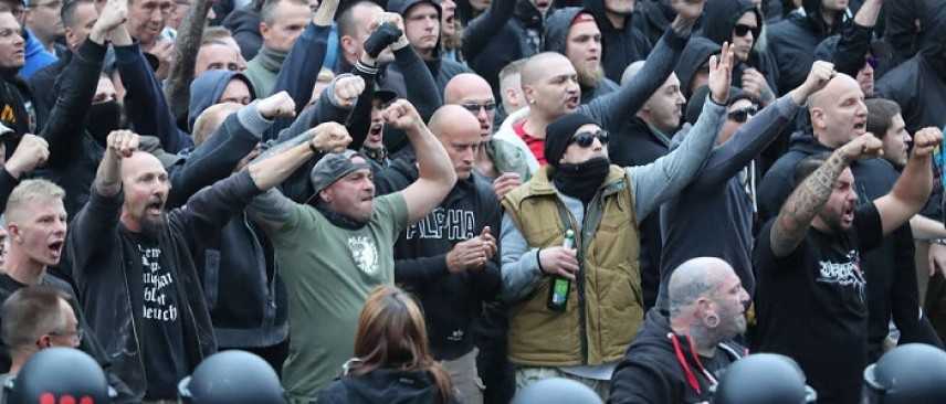 Germania, neonazisti anti-immigrati manifestano violentemente a Chemnitz