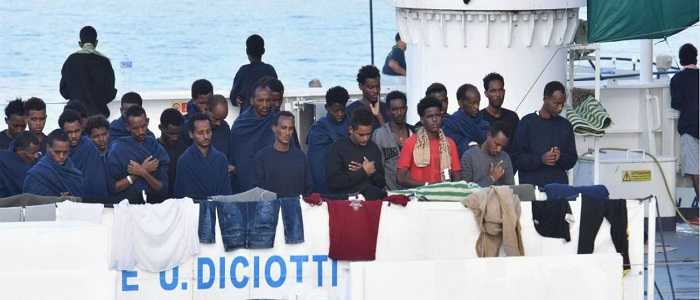 Fico contro Salvini: i migranti sulla Diciotti "devono poter sbarcare"