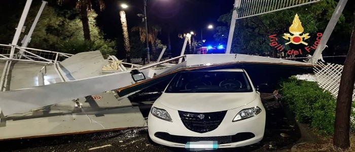 Terrore a Catanzaro, tromba d'aria colpisce il quartiere Lido (foto)