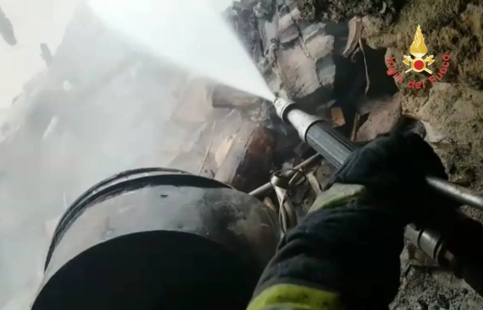 Incendio magazzino in via del Mare nel comune di Borgia (CZ), tempestivo intervento dei VVF