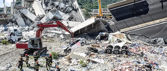 Crollo ponte: Sale il bilancio a 41 morti, recuperata auto, "c'erano mamma, papà e figlia"