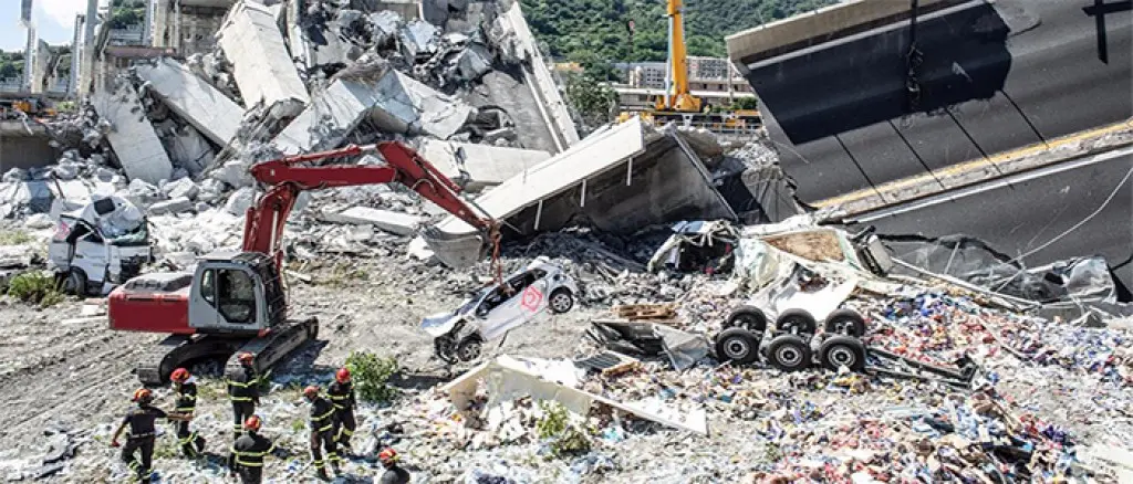 Crollo ponte: Sale il bilancio a 41 morti, recuperata auto, "c'erano mamma, papà e figlia"