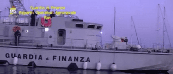 Migranti: 3 scafisti arrestati nel Canale d'Otranto