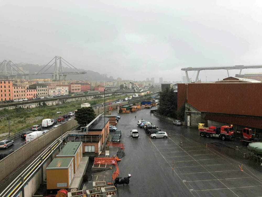 Crolla il ponte Morandi a Genova sull'Autostrada A10