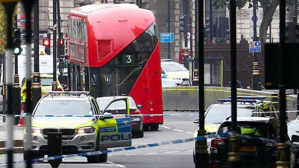 Londra, auto contro il parlamento. Due feriti