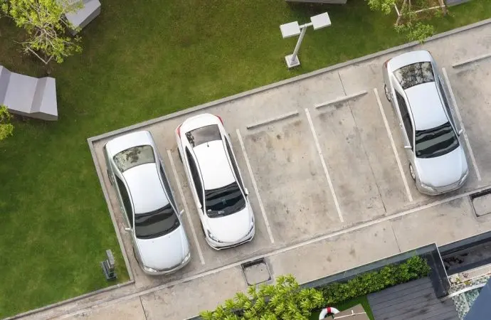 Assegnazione posti auto con delibera assembleare e incidenza sui diritti di proprietà del condomino