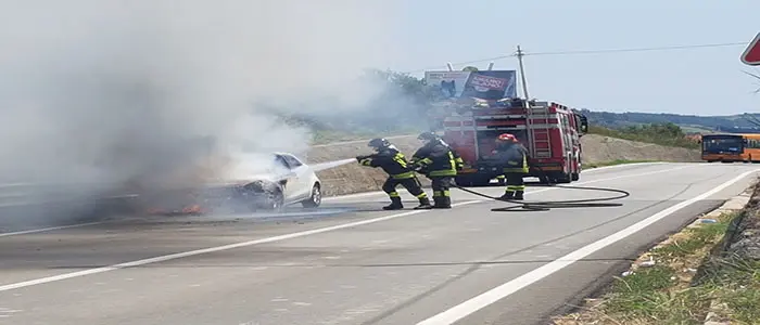 Catanzaro, auto a Gpl si incendia in viale dei Tulipani, la disperazione del giovane (Video)