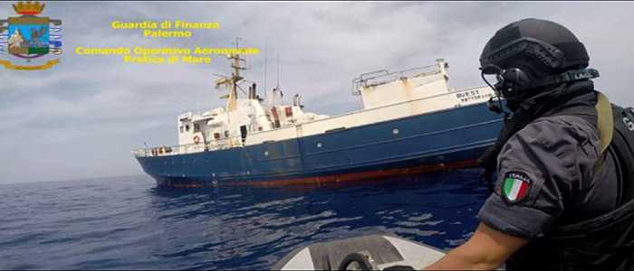 Droga: sequestrata nave con 20 tonnellate di hashish, 11 arresti