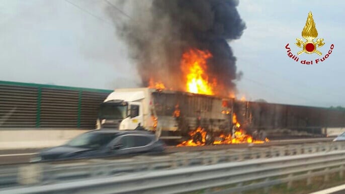 Incidenti stradali: Camion contro furgone in A4, due morti necessario l'intervento dei VVF