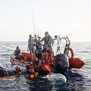 Open Arms soccorre 87 persone nel Mediterraneo