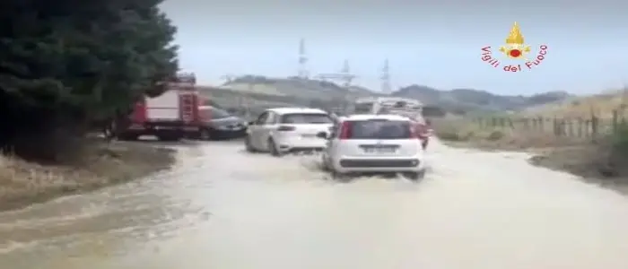 I VVF a ritmo estremo, impegnati tra incendi e alluvioni su Catanzaro, Sellia, Simeri e Squillace