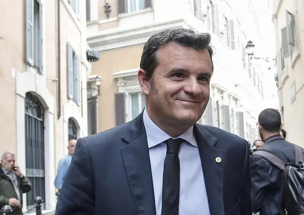 Xylella, Centinaio: "Anche M5S sa che non c'è tempo da perdere"