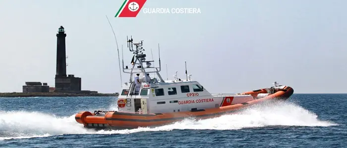 Gallipoli, veliero di migranti incagliato tra gli scogli