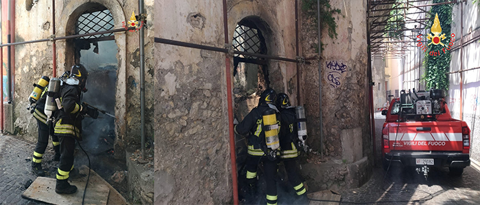 Incendio nel centro storico di Catanzaro sul posto i VVF