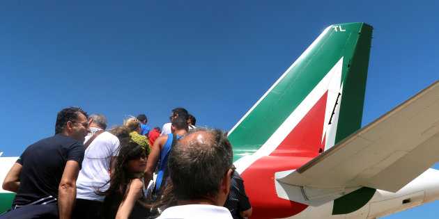 Toninelli punta al rilancio di Alitalia: "Il punto fondamentale è l'italianità"