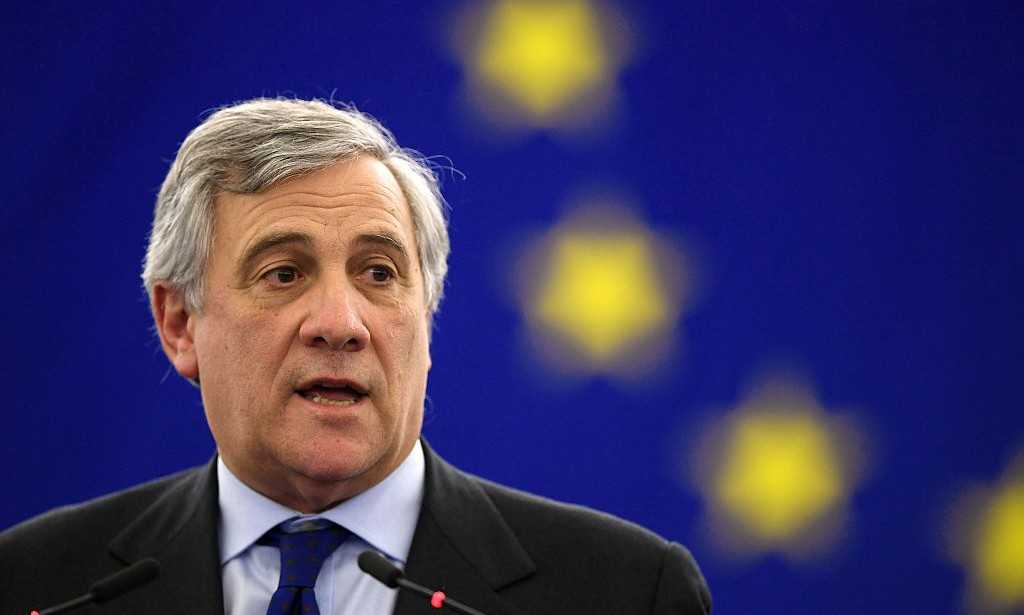 Migranti, Tajani: "Sostegno a Libia contro i trafficanti"