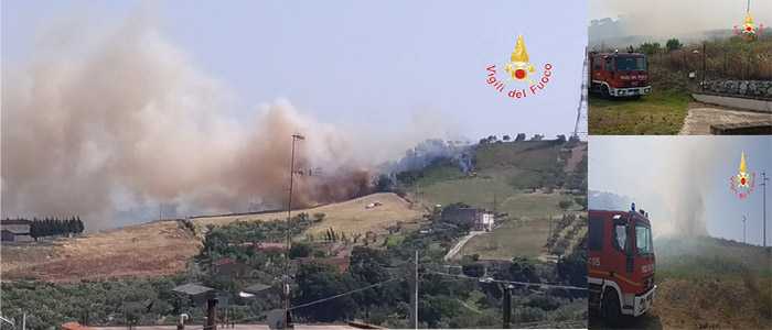 Ancora incendi nei quartieri di Catanzaro,   i VVF a Campagnella per domare il rogo