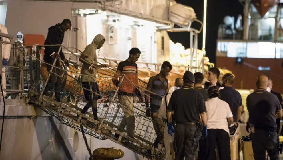 Migranti: completato lo sbarco a Pozzallo delle 450 persone a bordo