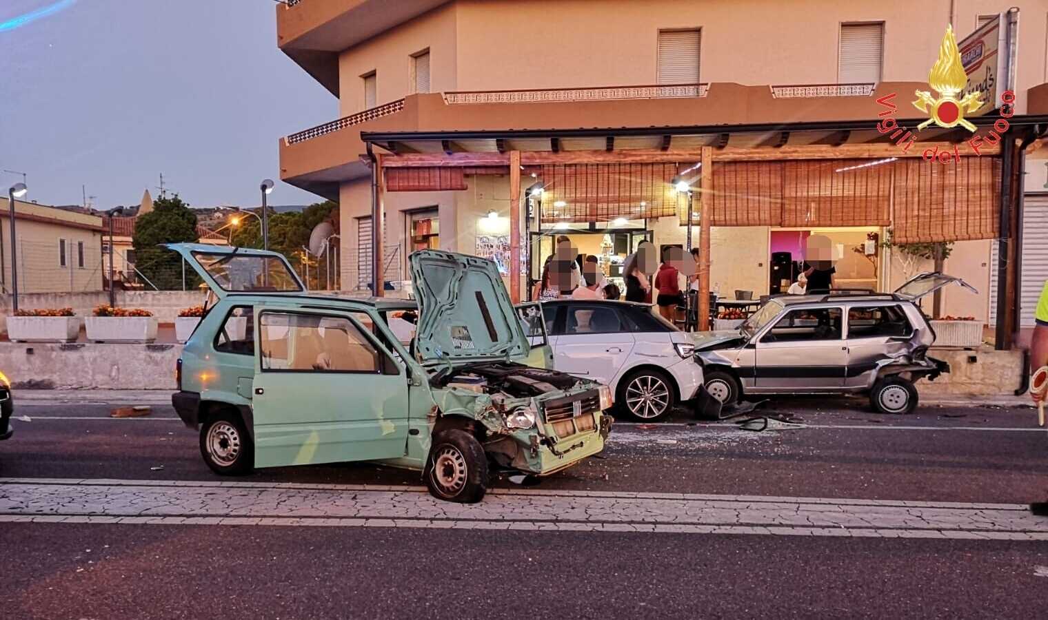 Incidenti Stradali: SS106 Fiat Panda violento impatto su due auto, due feriti intervento dei VVF
