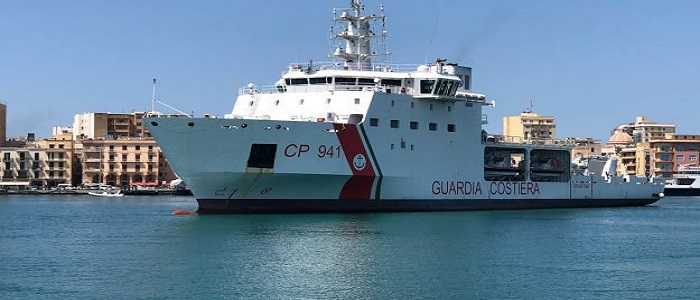 La nave Diciotti attracca nel porto di Trapani. Salvini: "Nessuno deve scendere"