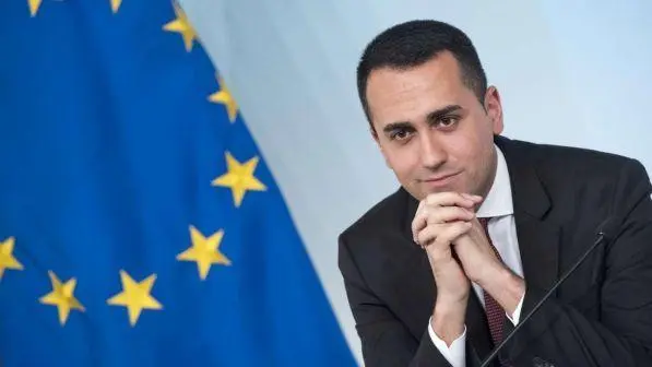 Migranti, Di Maio: "Cambiare regole Ue". Renzi replica: "Bugiardi o ignoranti".