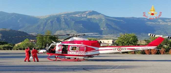 Cade durante la gita in montagna, escursionista recuperata con l'elicottero