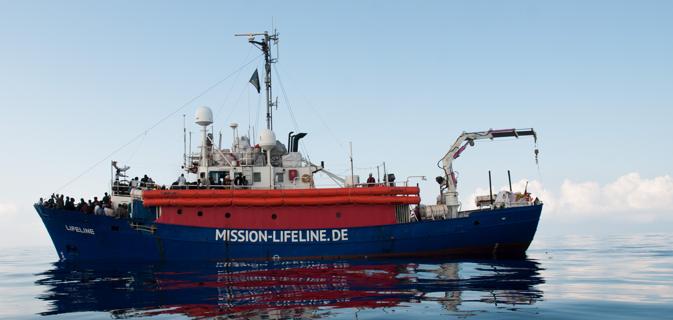 Migranti, Lifeline sbarcherà oggi a Malta. Salvini: "Successo del governo"