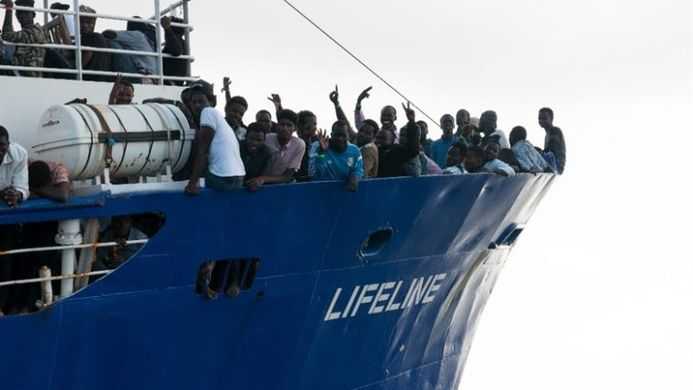 Conte: "Lifeline sbarcherà a Malta. L'Italia prenderà una quota di migranti"