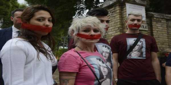 La mamma e lo zio di Pamela Mastropietro manifestano a Macerata: "è una battaglia di civiltà"