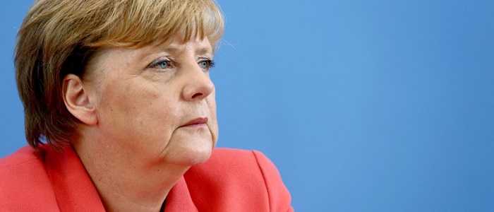 Merkel sui migranti: "Nessun Paese deve prendersi il peso da solo. Cerchiamo una soluzione europea"