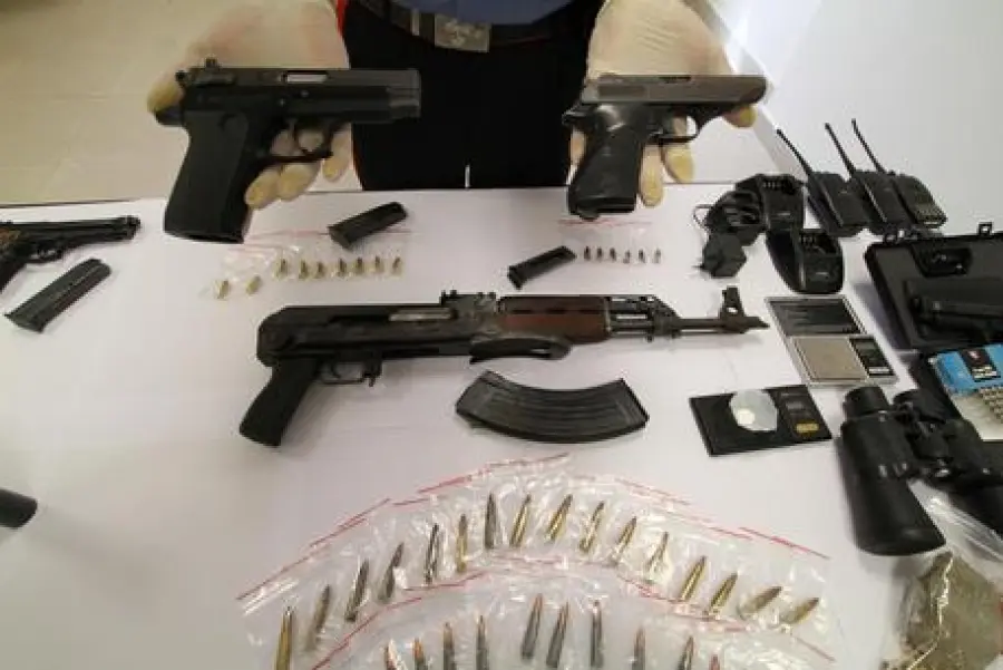 Camorra: sequestrato arsenale. Armi da guerra in auto