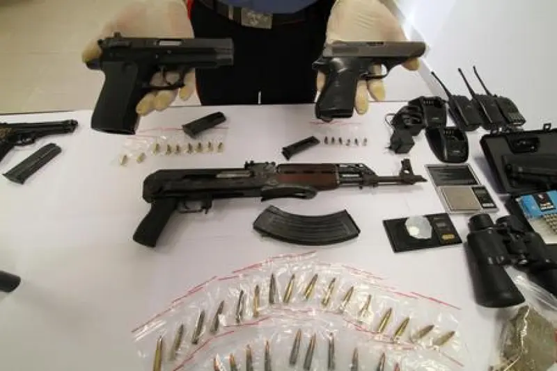 Camorra: sequestrato arsenale. Armi da guerra in auto