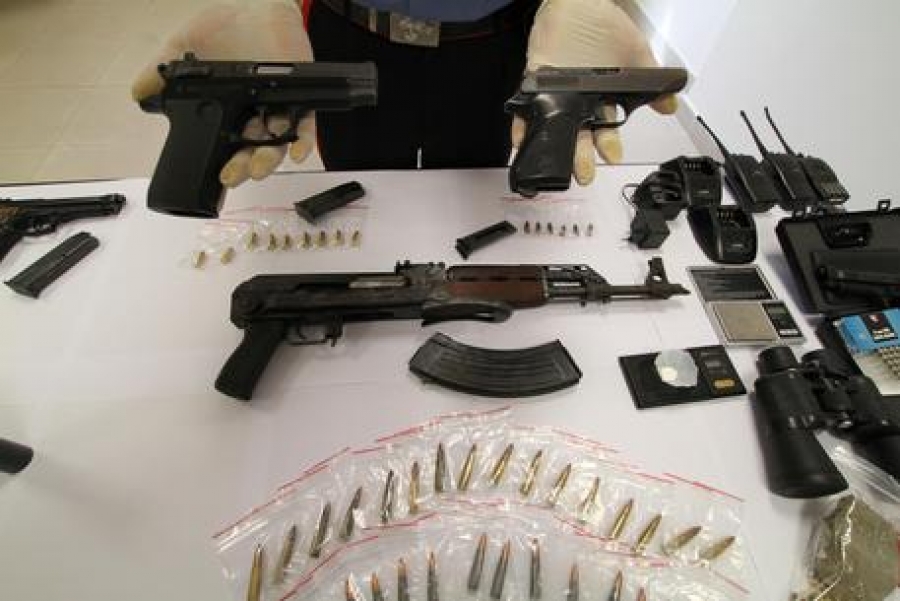 Camorra: sequestrato arsenale. Armi da guerra in auto