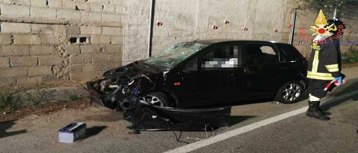 Incidenti stradali: Tragedia a Catanzaro, auto contro guard rail, 21enne muore
