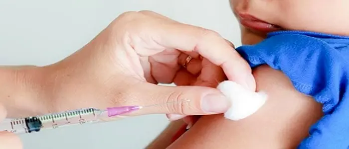 Scontro Salvini-Burioni sui vaccini: "Sono pericolosi"