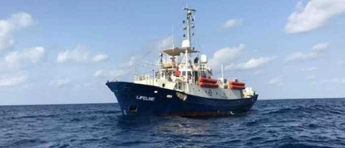 Lifeline salva 400 naufraghi al largo della Libia