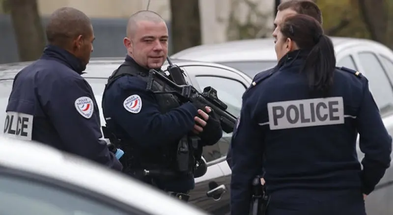 Tolone, al grido di 'Allah Akbar' ferisce due persone in un supermercato: arrestata 24enne