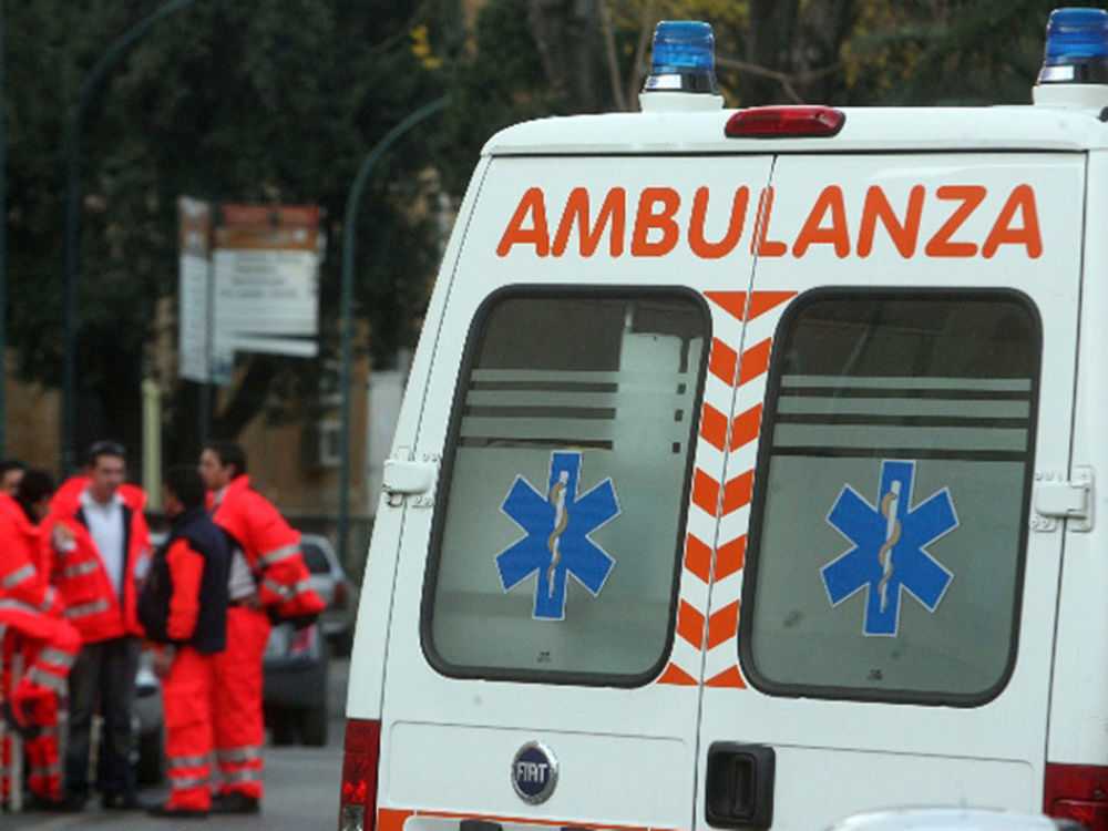 Lecce, incidente sul lavoro: crolla balconcino e precipita da 5 metri. Morto operaio di 32 anni
