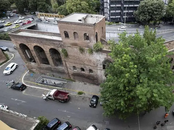 Roma, crollo alle Mura aureliane: cede il tetto di un torrione, nessun ferito