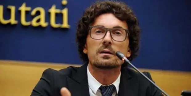 Emergenza migranti, Toninelli: "Guardia Costiera continua nei soccorsi, ma serve segnale forte Ue"