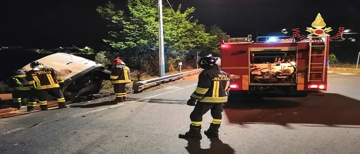 Catanzaro incidente stradale, Ford Transit, esce fuori strada e rimane in bilico su burrone